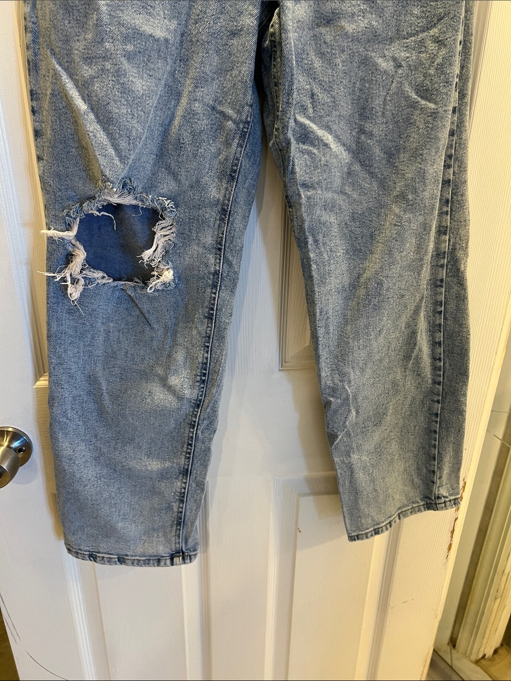 Light Wash Women’s High Rise Jeans with Floral Patchback Pockets - Picture 5 of 7